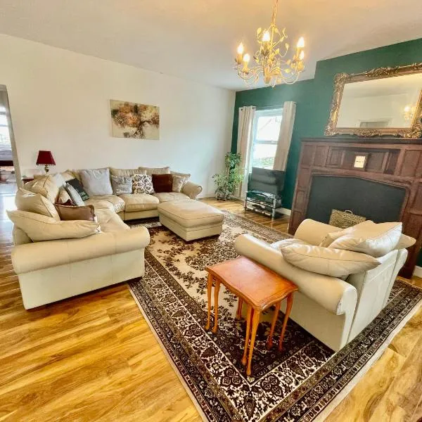 Spacious 3 bedroom garden apartment in Snowdonia National Park，位于Garndolbenmaen的酒店
