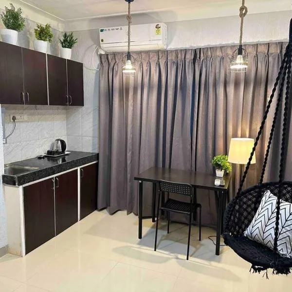 The Swing: Private Studio Room in Koregaon Park，位于浦那的酒店