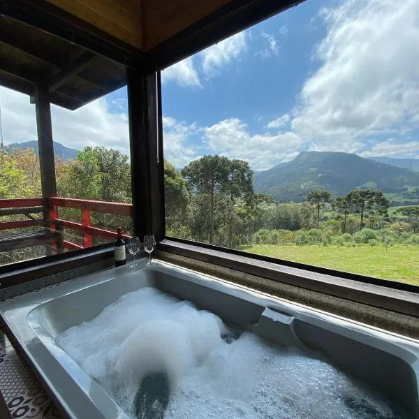 Chalés incríveis com banheira de hidromassagem e vista encantadora，位于Aiuré的酒店
