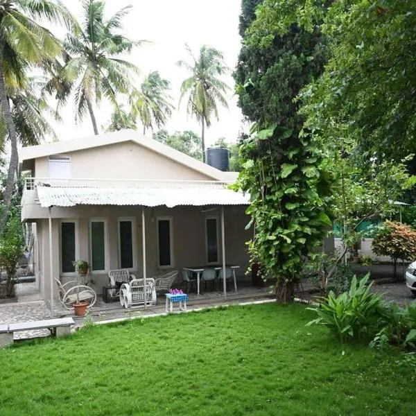 Mango Meadows Farmstay - A Farmhouse near Shirdi，位于Shāhājāpur的酒店