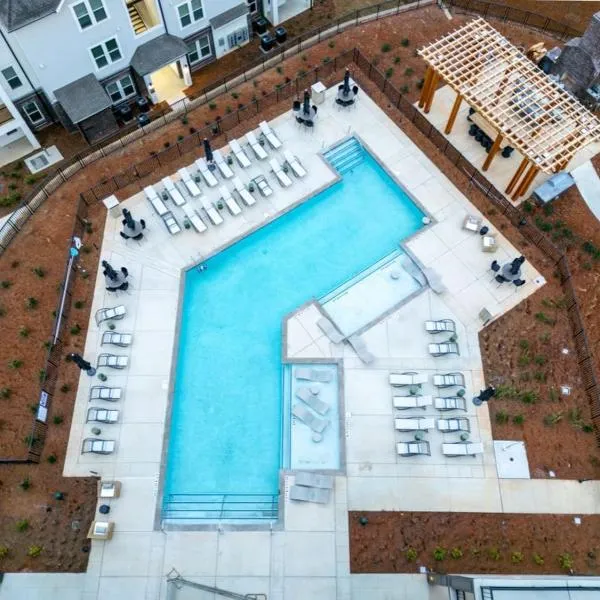 Elegant Spacious Apt w Pool Great for Long Stays，位于阿森斯的酒店