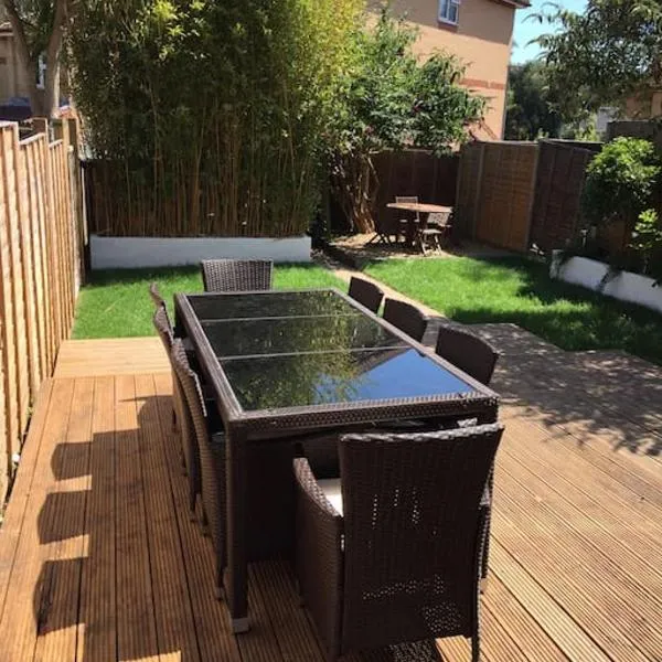 Spacious 5 Large Bedroom Victorian House - Beach 2 Miles，位于Parkstone的酒店