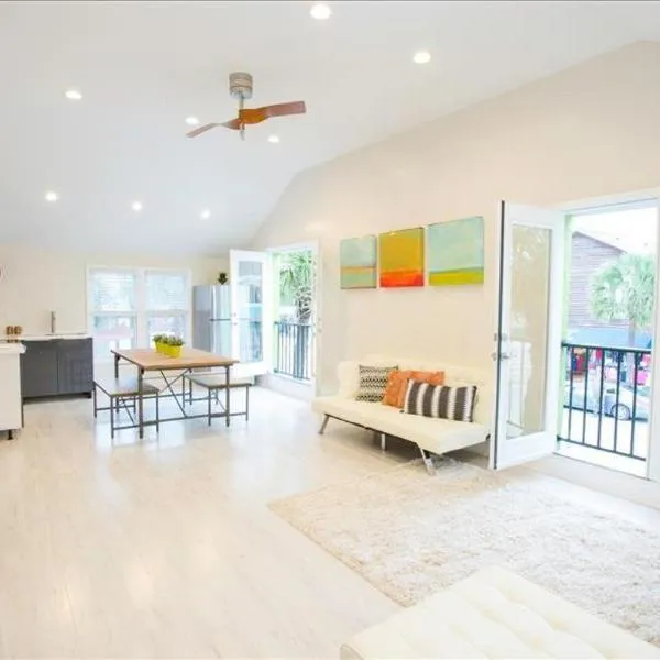 Palms Luxe- 1 BLOCK FROM BEACH ON CENTER ST，位于富丽海滩的酒店