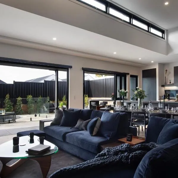 Chalet Noir - sleek design with heated plunge pool，位于戴尔斯福特的酒店