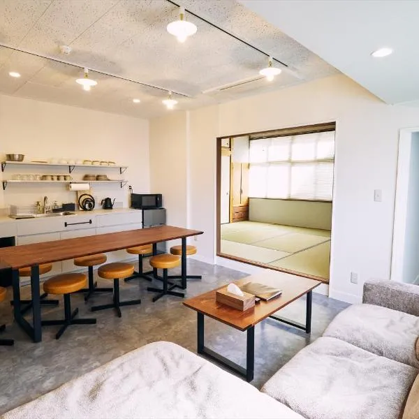「まちのオアシス」STAY UWU 005 空を眺める半露天風呂，位于高知的酒店