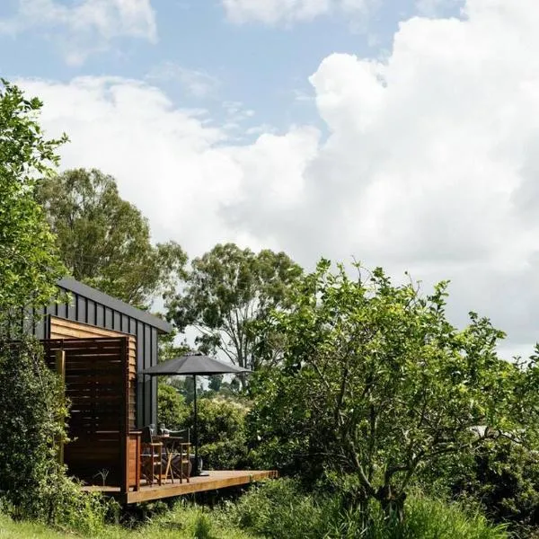 The Nest, Tiny House With a View. Byron Hinterland，位于Bexhill的酒店