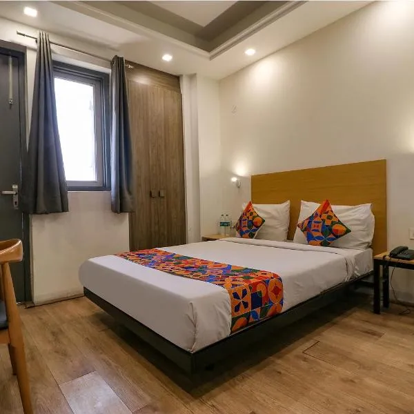 Hotel The Chaitanya Rohini sector 18 Metro station，位于新德里的酒店