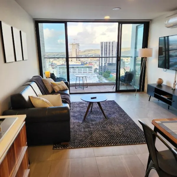 Downtown Apartment with Balcony City View, Gym & Lounge，位于提华纳的酒店