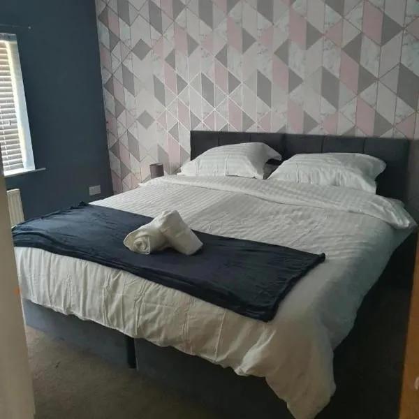 Double Bedroom 96GLC Greater Manchester，位于米德尔顿的酒店