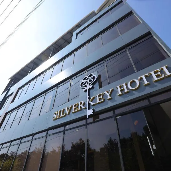 Silverkey Hotel Yelahanka，位于Aivarkhandpur的酒店