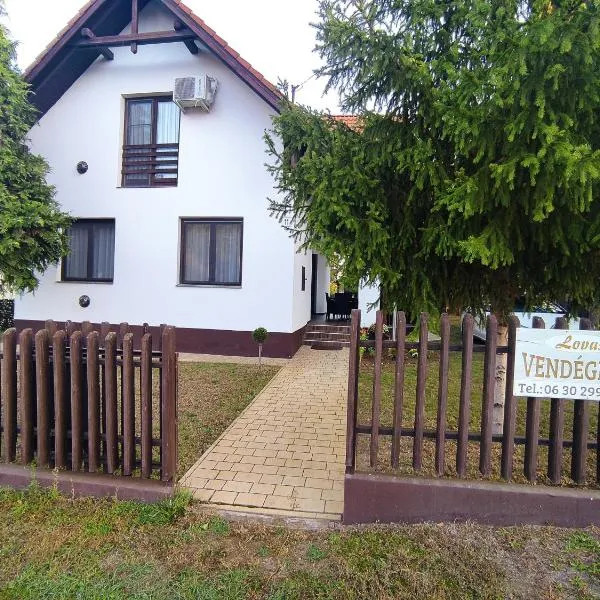 Lovas Vendégház，位于Tiszaszőlős的酒店