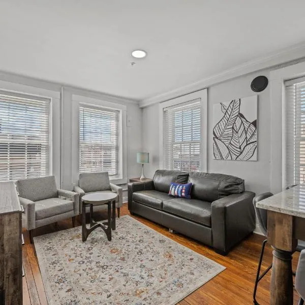 Stylish Loft Steps Away from Main Street，位于康威的酒店
