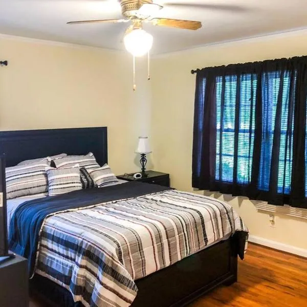Entire Comfy Home Near ATL airport -Two Bedrooms，位于亚特兰大的酒店