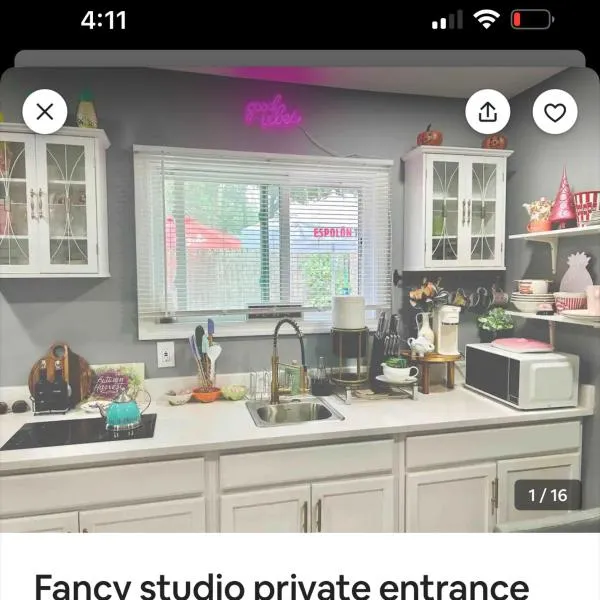 Fancy studio private entrance，位于Yaphank的酒店