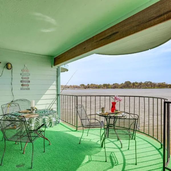 Resort-Style Lake Conroe Retreat with Balcony and View，位于蒙哥马利的酒店