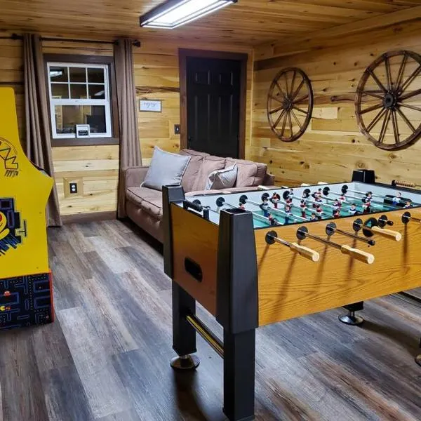 Luxury Cabin w/ Game Room & Hot Tub at Cave Run Lake，位于Wellington的酒店