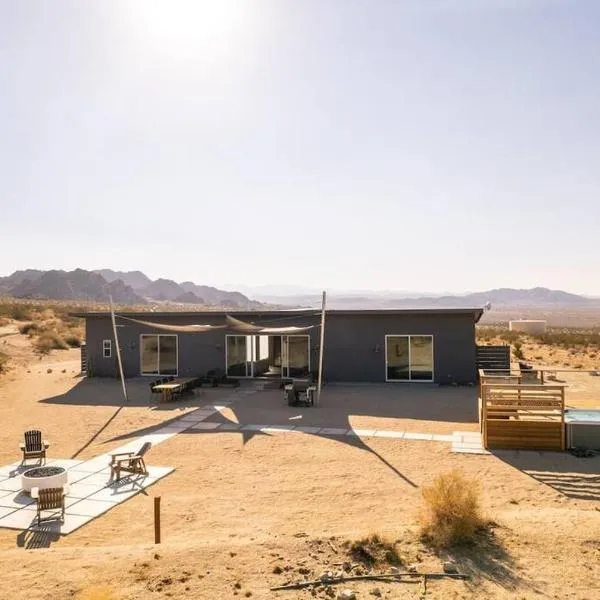 Luxury Joshua Tree Home With Hot Tub & views，位于约书亚树的酒店