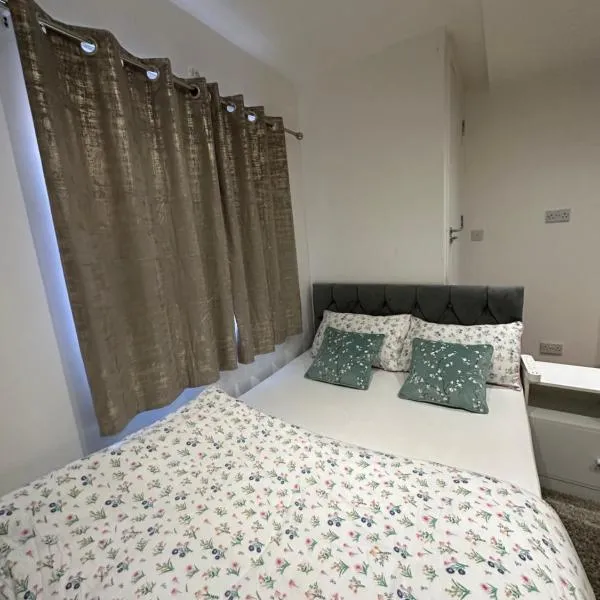 Smart Cosy/Small Double Room in Oakridge Road Bromley，位于贝肯翰姆的酒店