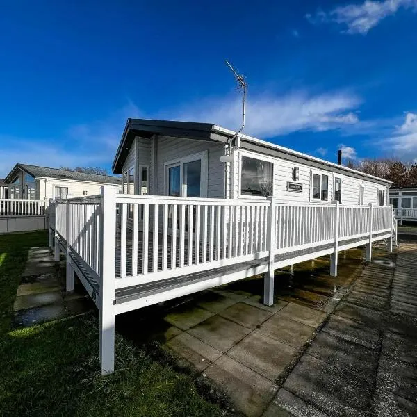 Beautiful Lodge With Decking In Hunstanton At Manor Park Ref 23195K，位于金斯林的酒店