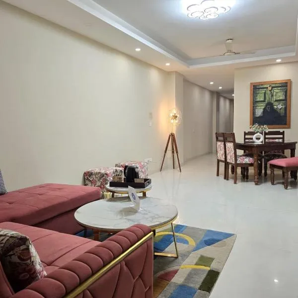 Homlee-Saket Anupam Stylish 3BHK in South Delhi，位于新德里的酒店