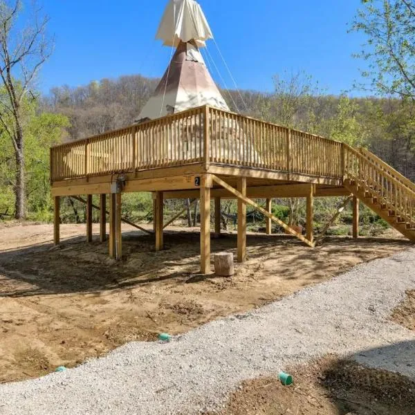Furnished Teepee/Glamping/Red River Access/King Bd，位于Campton的酒店