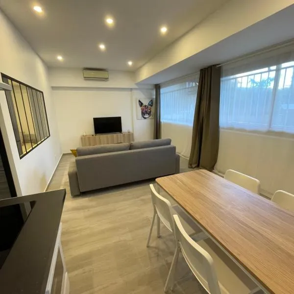 New flat 1 min from beach and sea !，位于胡安莱潘的酒店