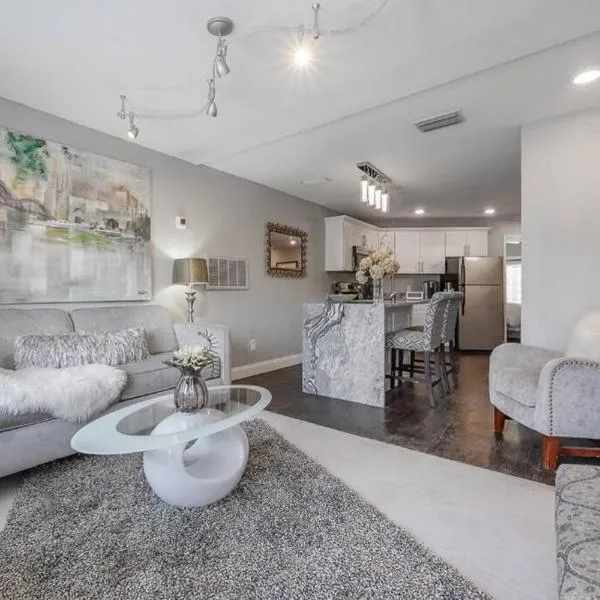 Chic pad in center of Seminole Heights-322，位于Tampa的酒店