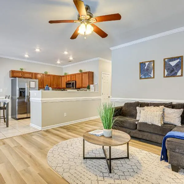 Charming Greensboro Townhouse with Back Patio!，位于格林斯伯勒的酒店