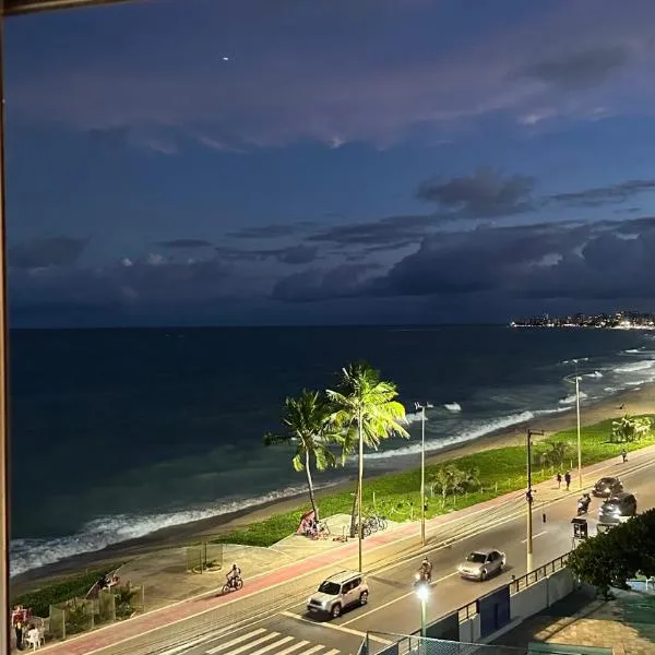 Flat em Hotel de Luxo beira mar da grife Ritz suítes com vista ampla para todo o mar da cruz das almas, jatiúca e ponta verde, com toda estrutura de um hotel lindo e arrojado, academia, piscina e muito mais, venha viver essa experiência incrível!，位于马塞约的酒店