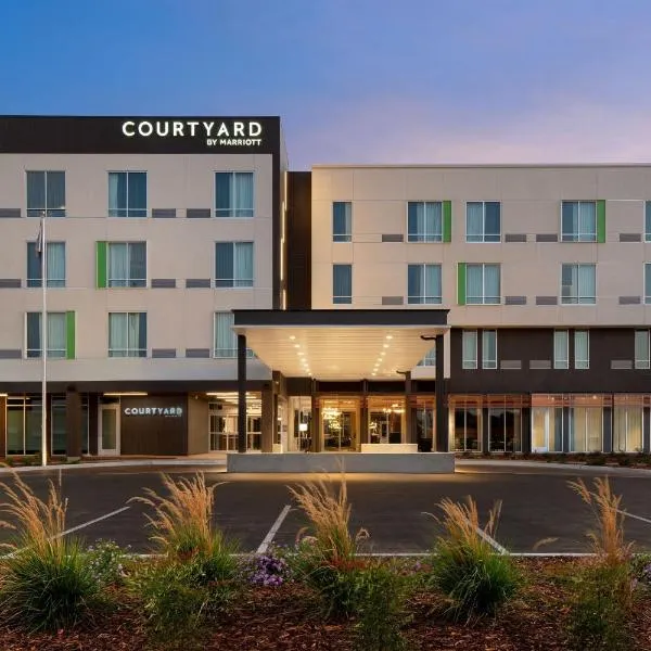 Courtyard by Marriott Cleveland，位于Benton的酒店