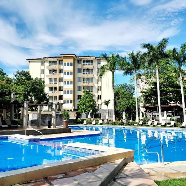 Family condo, pool, beach and surf，位于雅科的酒店