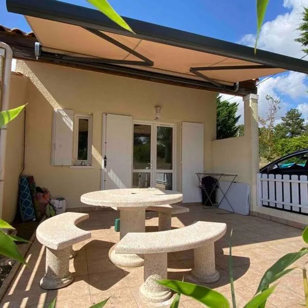 Maison de vacances avec piscine , dans résidence，位于吉伦特河畔梅谢尔的酒店