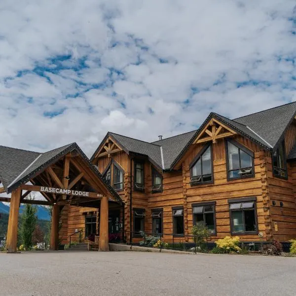 Basecamp Lodge Golden，位于戈尔登的酒店