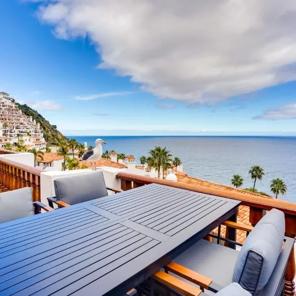 Bright Catalina Island Condo with Ocean Views!，位于阿瓦隆的酒店