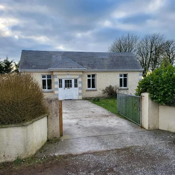 Peaceful Farm Cottage in Menlough near Mountbellew, Ballinasloe, Athlone & Galway，位于Áth Eascrach的酒店