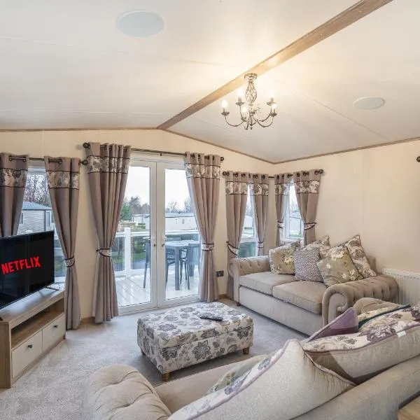 QUEEN V - Luxury Caravan - 2Bed - Seton Sands，位于Prestonpans的酒店