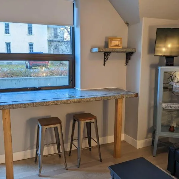 Condo on State Hospital Grounds!，位于特拉弗斯城的酒店
