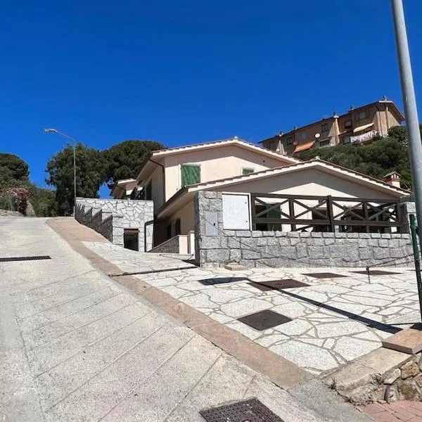 Villetta con vista mare e parcheggio，位于Giglio Castello的酒店