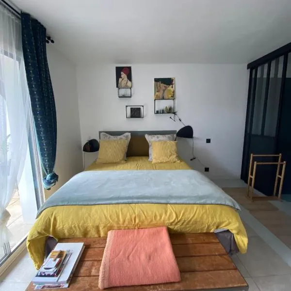 COSY ROOM PRIVATE BATH AND GARDEN，位于安格雷的酒店