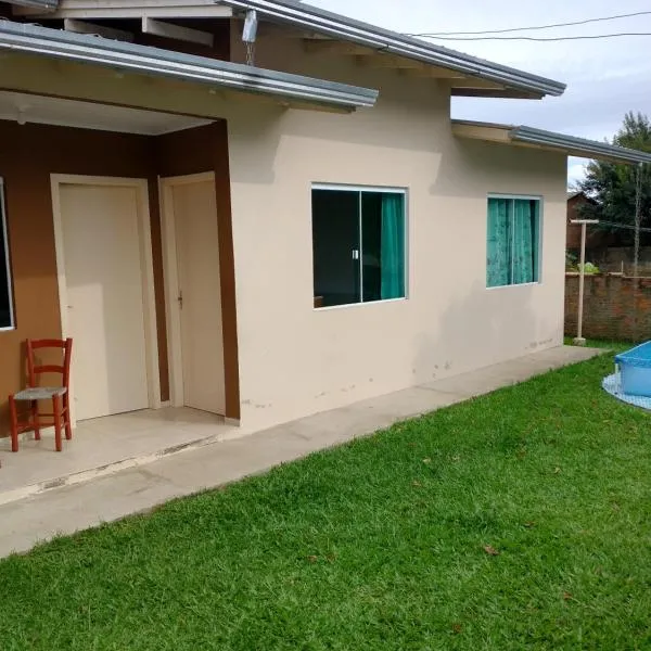 Casa próxima ao shopping Lages e a festa do pinhão，位于拉热斯的酒店