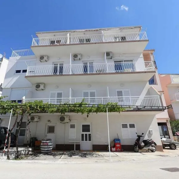 Apartments with a parking space Zivogosce - Blato, Makarska - 22253，位于伯德古拉的酒店