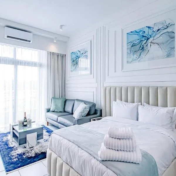 Menlyn Maine Luxury Apartments 11th & 14th floor with Balcony，位于比勒陀利亚的酒店