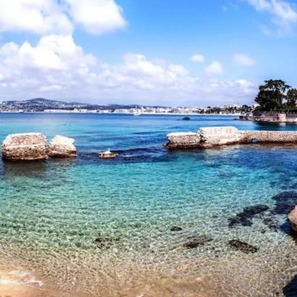 JUAN LES PINS, T2 Cosy et confortable, avec PARKING en sous-sol, proche plages et commerces，位于昂蒂布的酒店