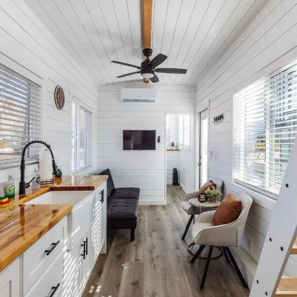 Peace and Tranquility private hot tub deck and bbq，位于Apple Valley的酒店