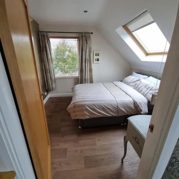 Modern loft with country views，位于Conlig的酒店