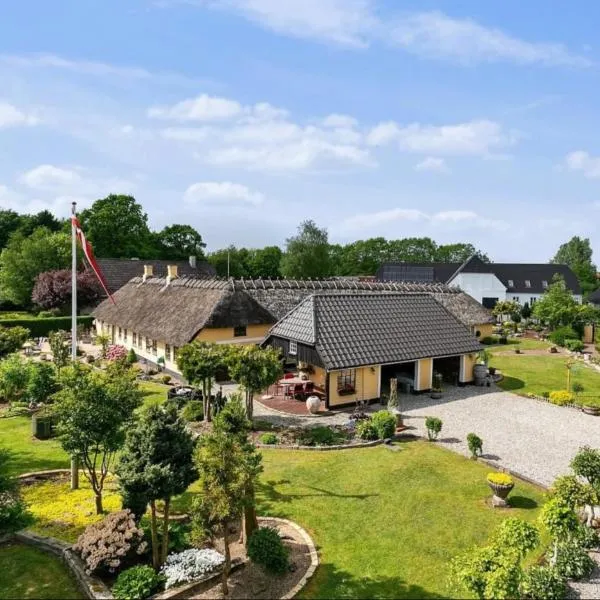 Charmerende stråtag strå hus (med Vildmarksbad)，位于吉弗的酒店