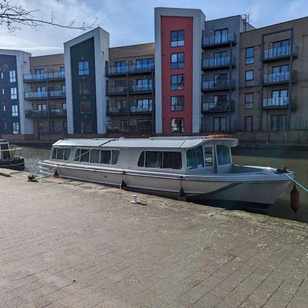 Unique Boat in Chelmsford city，位于切姆的酒店