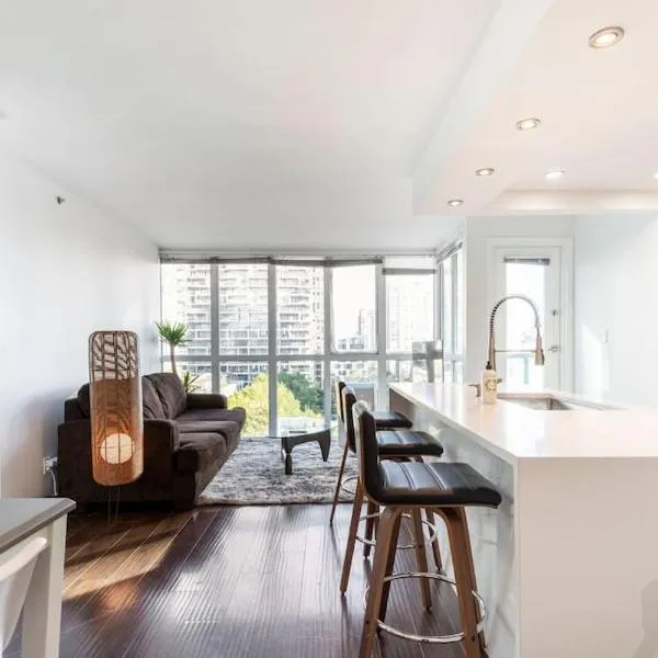 Luxury 2-bedroom condo beach side Yaletown，位于温哥华的酒店