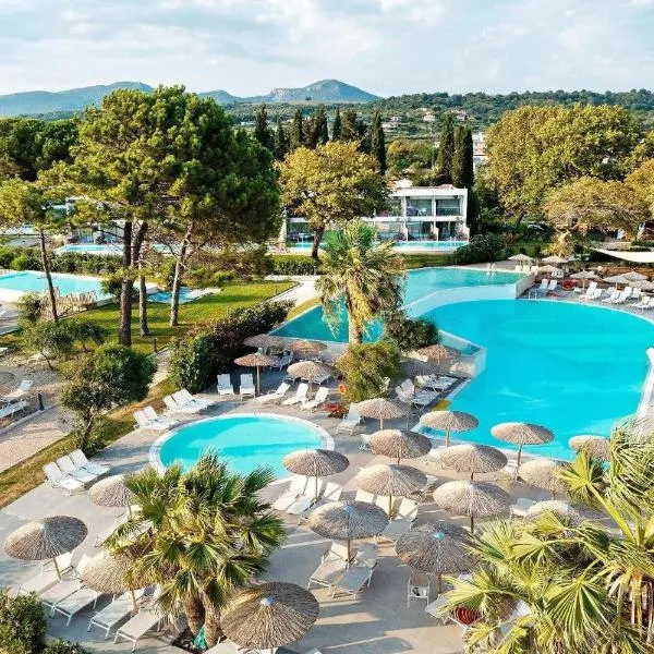 Ninos Grand Beach Resort，位于Riza的酒店