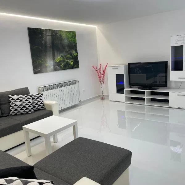 Apartment White Zagreb - private parking&garage，位于萨格勒布的酒店